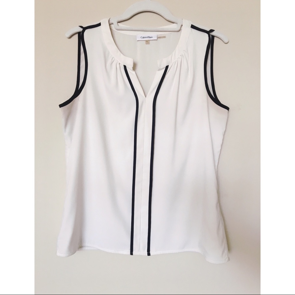 ☀️ Calvin Klein White V-Neck Top | Size M